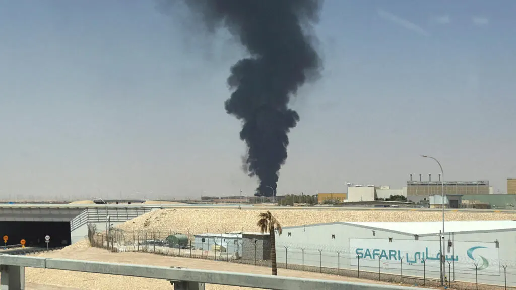 صورة مرافقة للخبر: السعودية ترد بعد هجمات حوثية قاتلة على مطارات