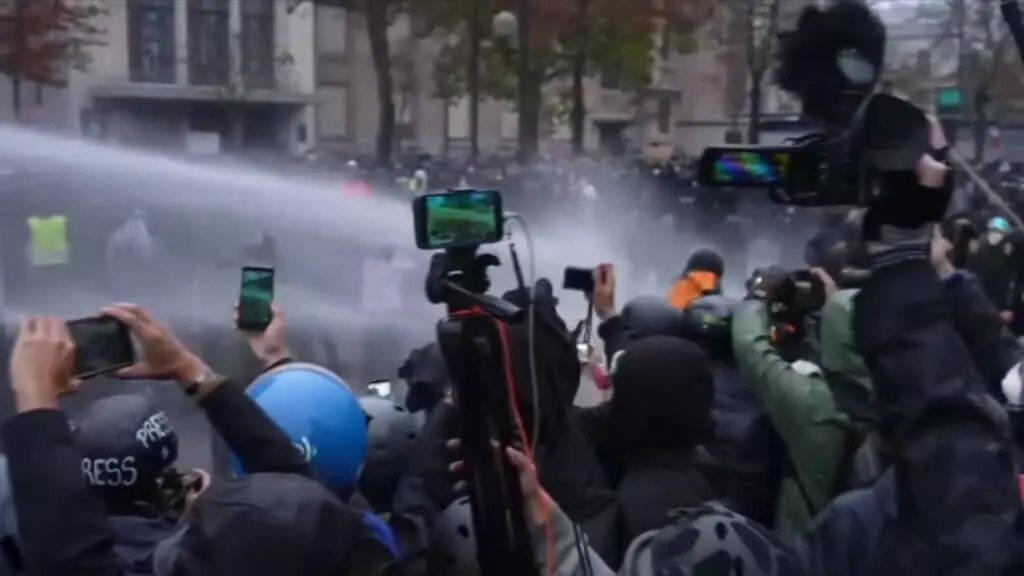 صورة مرافقة للخبر: احتجاجات 24 أكتوبر في فرنسا.. كيف تطور المشهد مع حلول المساء؟