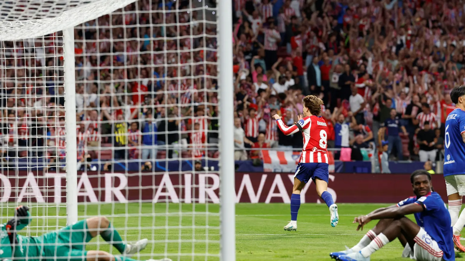 صورة مرافقة للخبر: بالفيديو.. لاعب أتلتيكو مدريد يهز شباك مانشستر يونايتد بهدف تاريخي