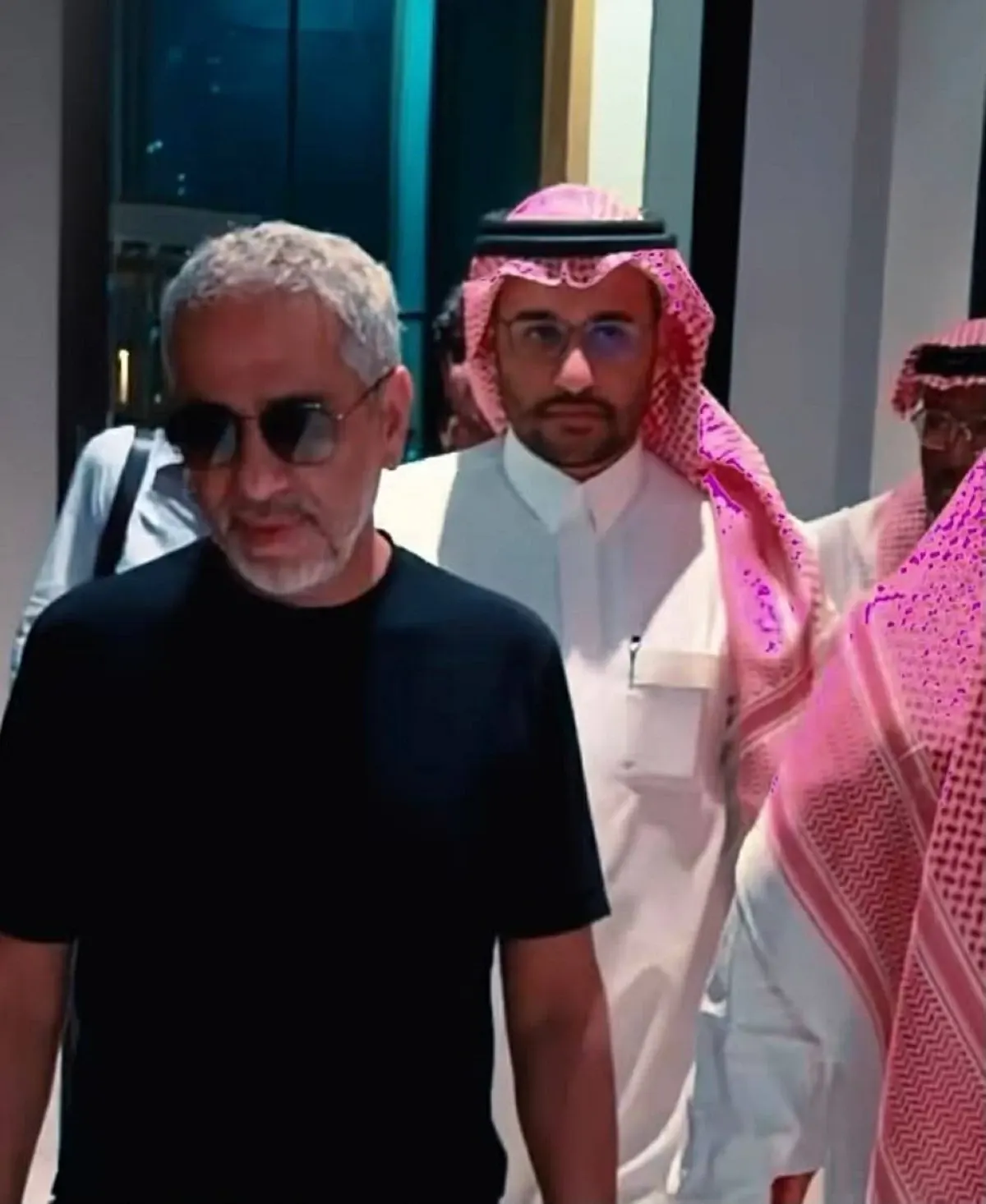 صورة مرافقة للخبر: فضل شاكر يصل إلى السعودية بعد غياب 14 عاماً.. تفاصيل حفلات «عودة الغايب» (فيديو)