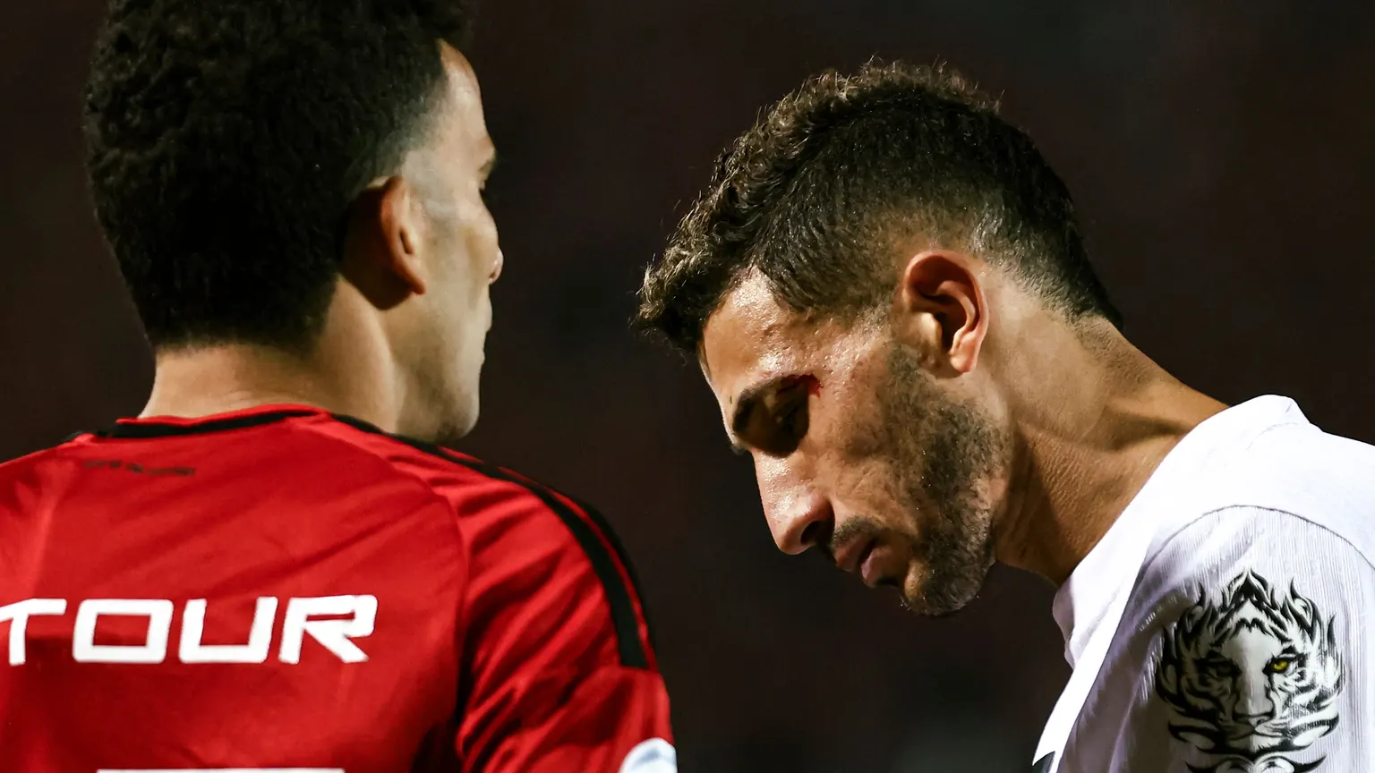 صورة مرافقة للخبر: القائد في مرمى النيران.. جماهير الزمالك تواصل الهجوم على أحمد فتوح