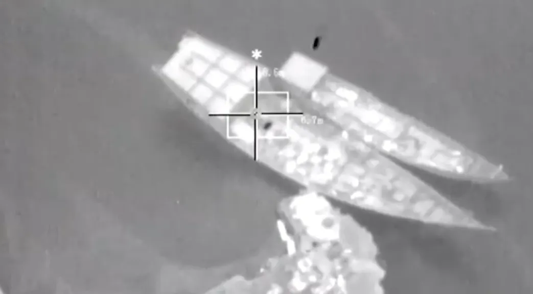 Image accompanying: Coalition releases footage of strikes on Houthi weapons-smuggling operation in Hodeidah