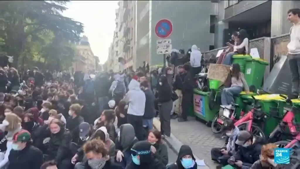 صورة مرافقة للخبر: تعبئة طلاب الثانويات في فرنسا: جوفريه يعلن "3000 بديل"