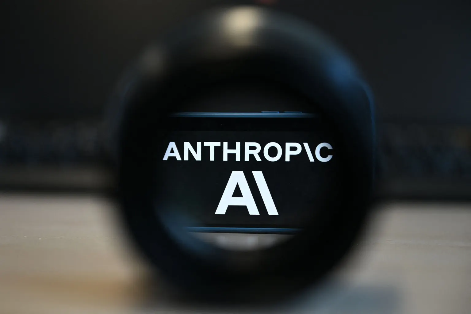 صورة مرافقة للخبر: Anthropic تحظر السلوك «القاسي» تجاه نظام Claude للذكاء الاصطناعي
