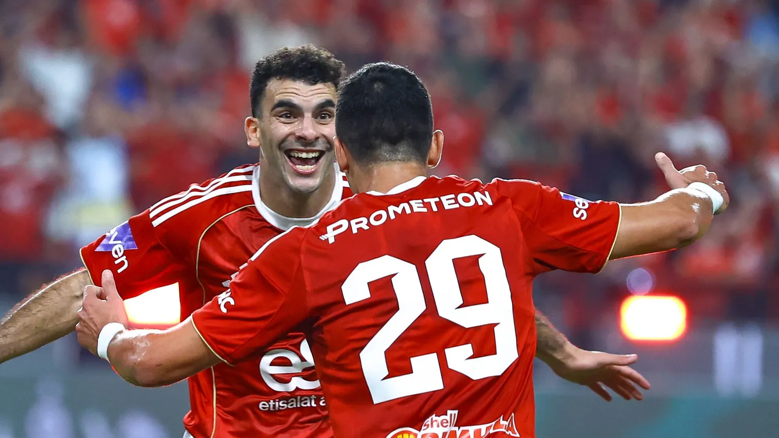 صورة مرافقة للخبر: بالفيديو.. الأهلي يقهر الزمالك ويقفز للصدارة مؤقتًا