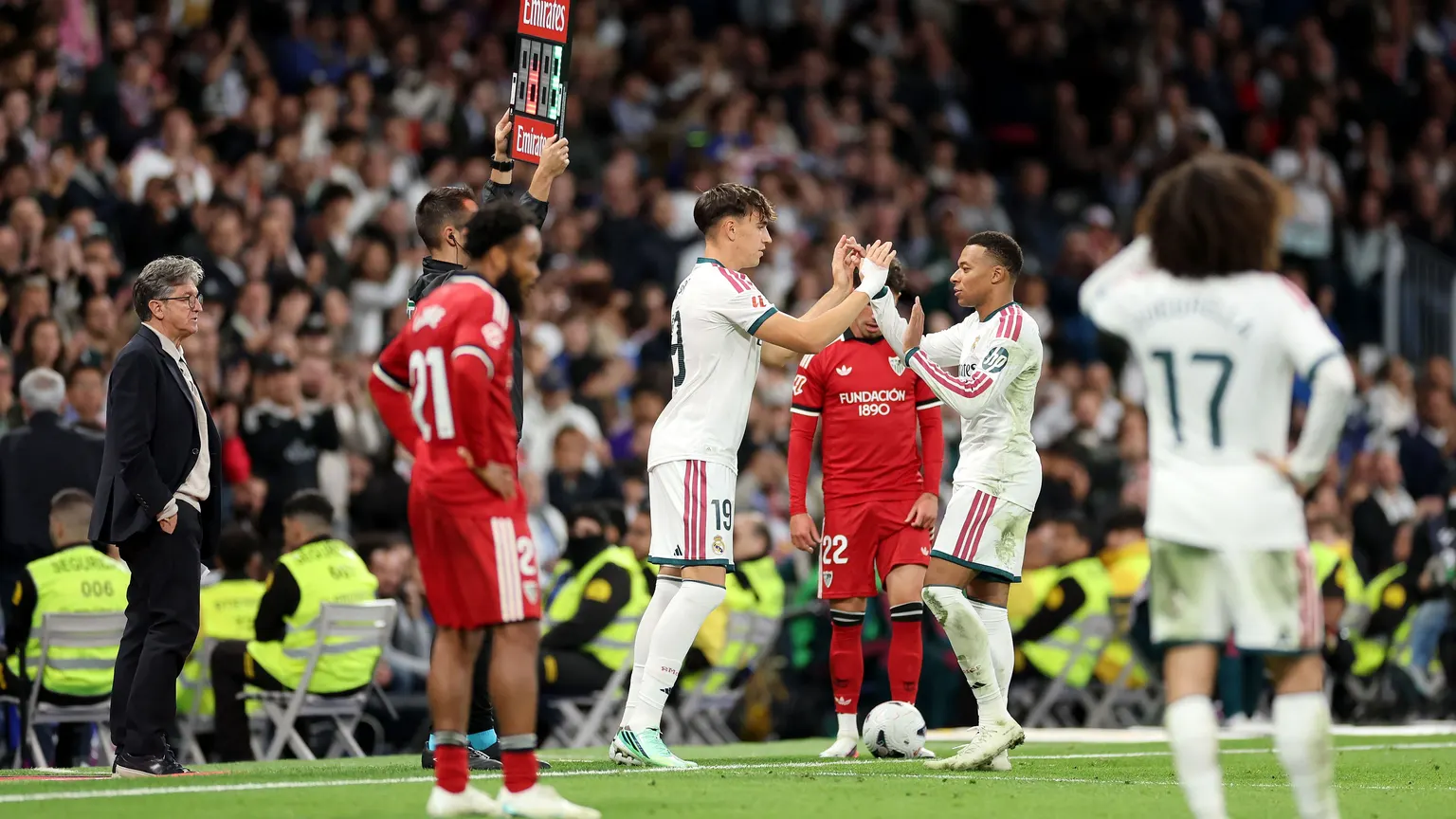 صورة مرافقة للخبر: سانشيز: فوز برشلونة في الكلاسيكو سيُعيد أسطوانة "الدوري النيجيري القذر!"