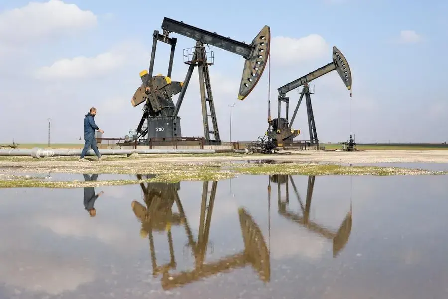 Image accompanying: Oil eases, but set for weekly gain on Mideast supply risks