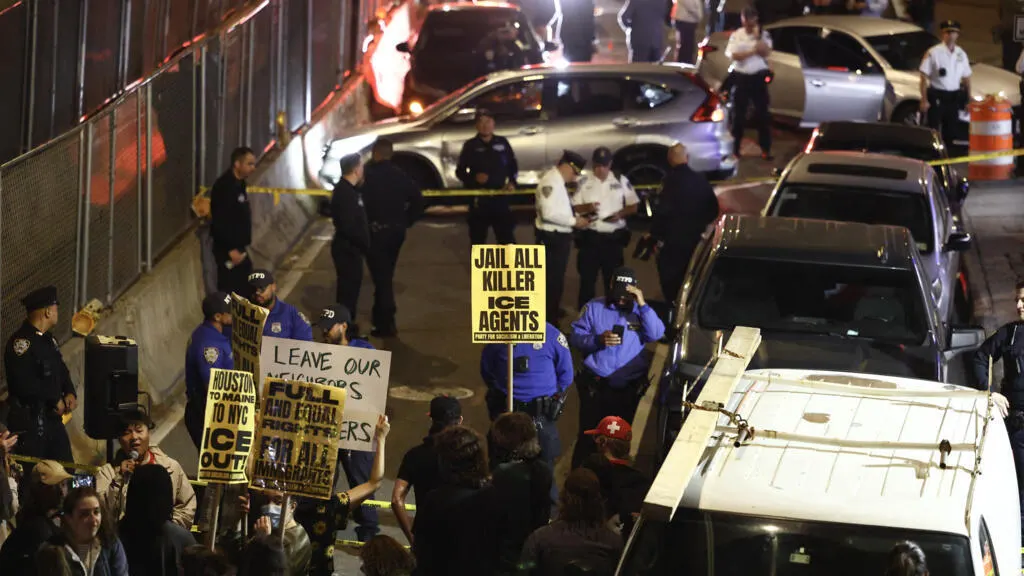 Image accompanying: New York mayor calls for ICE removal after man shot with 5-year-old nearby