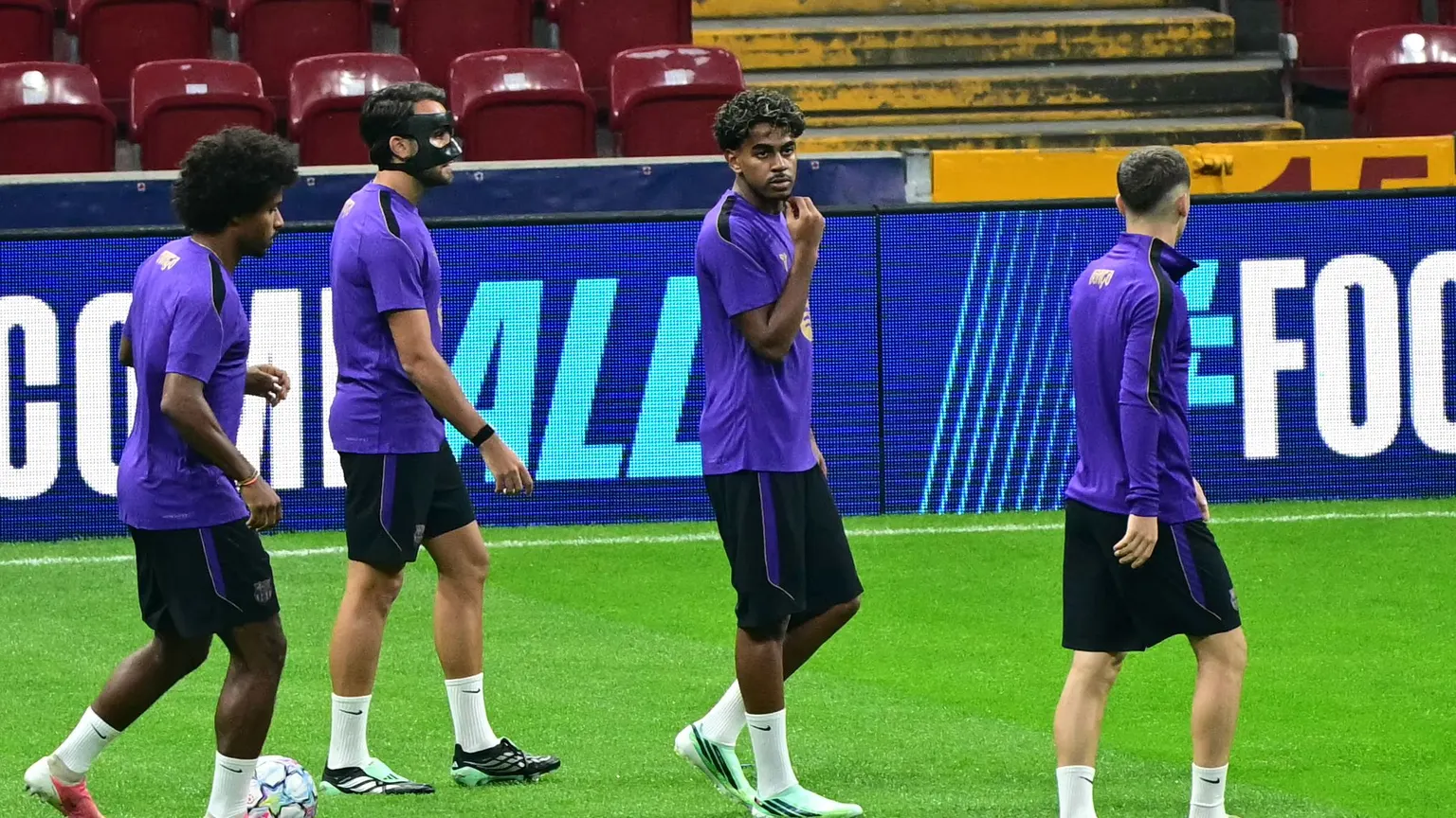 صورة مرافقة للخبر: مباراة برشلونة تدخل التاريخ كأغلى مباراة في تركيا.. وتشعل السوق السوداء