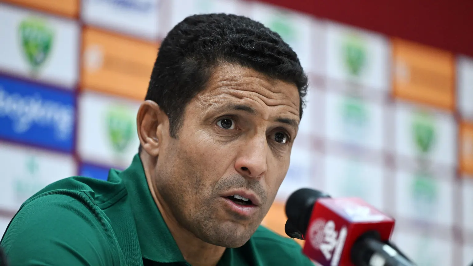 صورة مرافقة للخبر: عموتة ردًا على سؤال كووورة: كلاسيكو الأهلي والزمالك لا يتفوق على ديربي الدار البيضاء