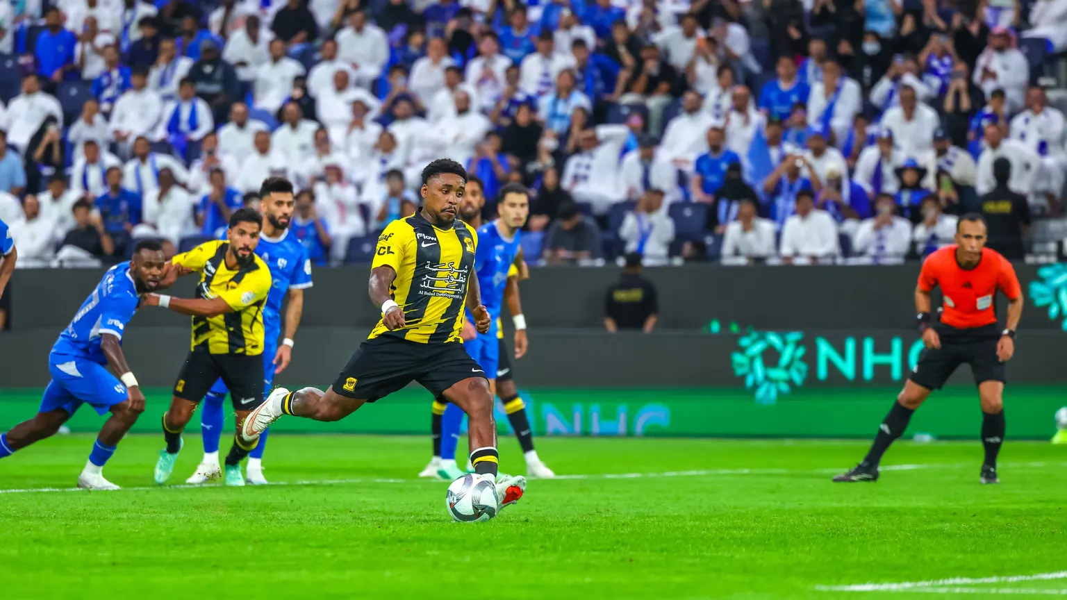 صورة مرافقة للخبر: خبير يجيب.. هل أفسد الطريس كلاسيكو الهلال والاتحاد؟