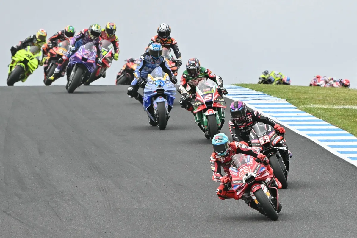 Image accompanying: MotoGP澳大利亚大奖赛：马克·马尔克斯赢得冲刺赛并领跑积分榜，豪尔赫·马丁摔车退赛