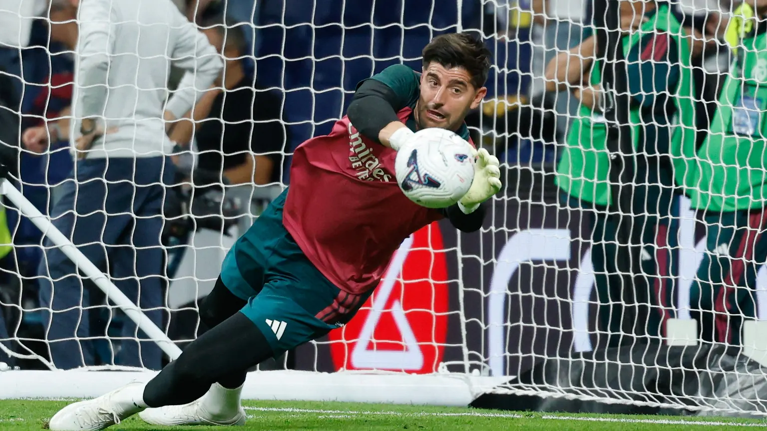 صورة مرافقة للخبر: كورتوا يقاوم الغرق.. دفاع ريال مدريد المثقوب يكشف ثغرة مورينيو الكبرى