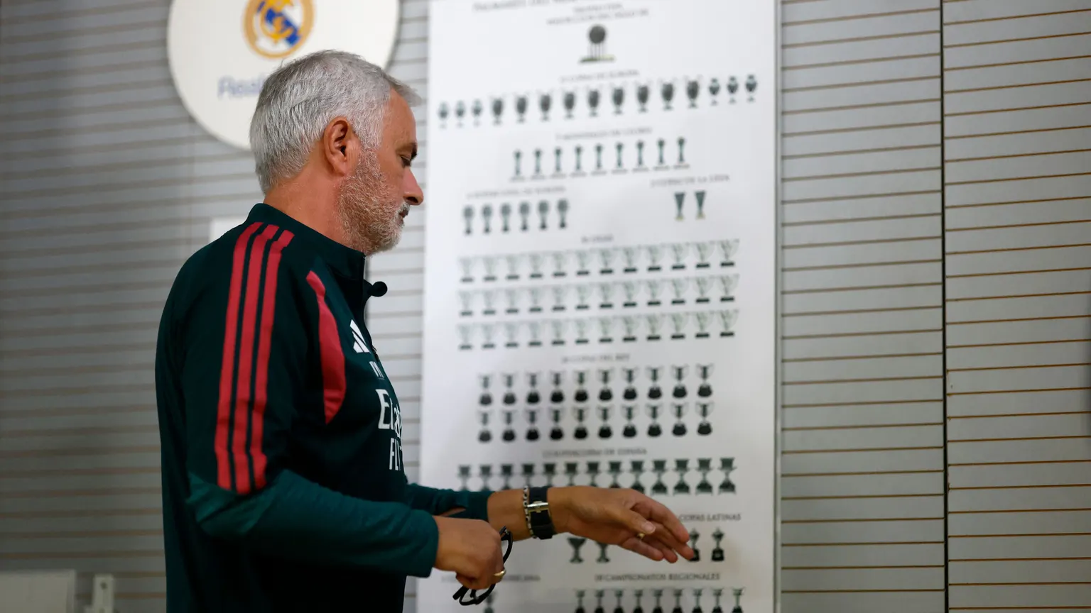 صورة مرافقة للخبر: مورينيو يُجهز مفاجأة لبرشلونة.. رهان غير متوقع في تشكيل ريال مدريد