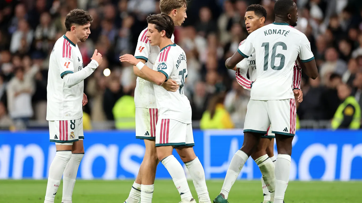 صورة مرافقة للخبر: 3 هدايا لتهدئة يورينيو.. هجوم كتالوني على ريال مدريد بعد "السرقة"