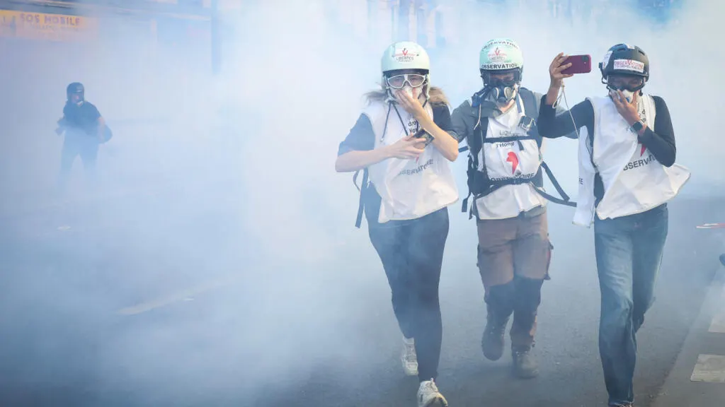 صورة مرافقة للخبر: فرنسا: تعليق استخدام القنابل الصوتية خلال احتجاجات الطلاب بعد بتر يد متظاهر قاصر
