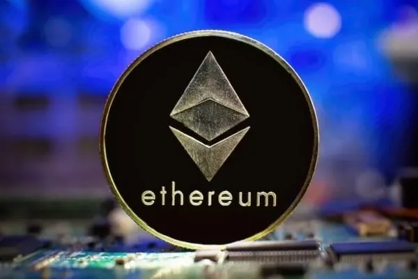 صورة مرافقة للخبر: سعر الإيثريوم يهبط إلى دعم حاسم مع استمرار موجة بيع صناديق الاستثمار المتداولة