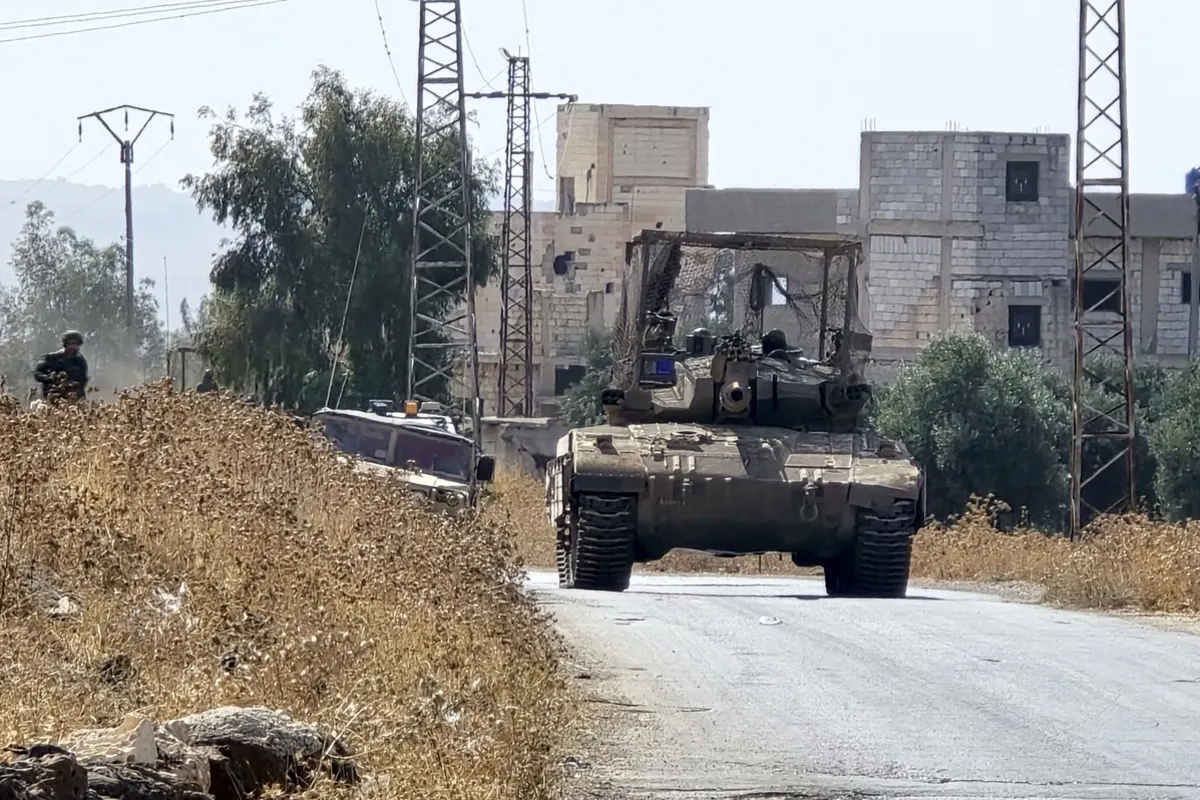 Image accompanying: Israeli army shells outskirts of village in southern Syria