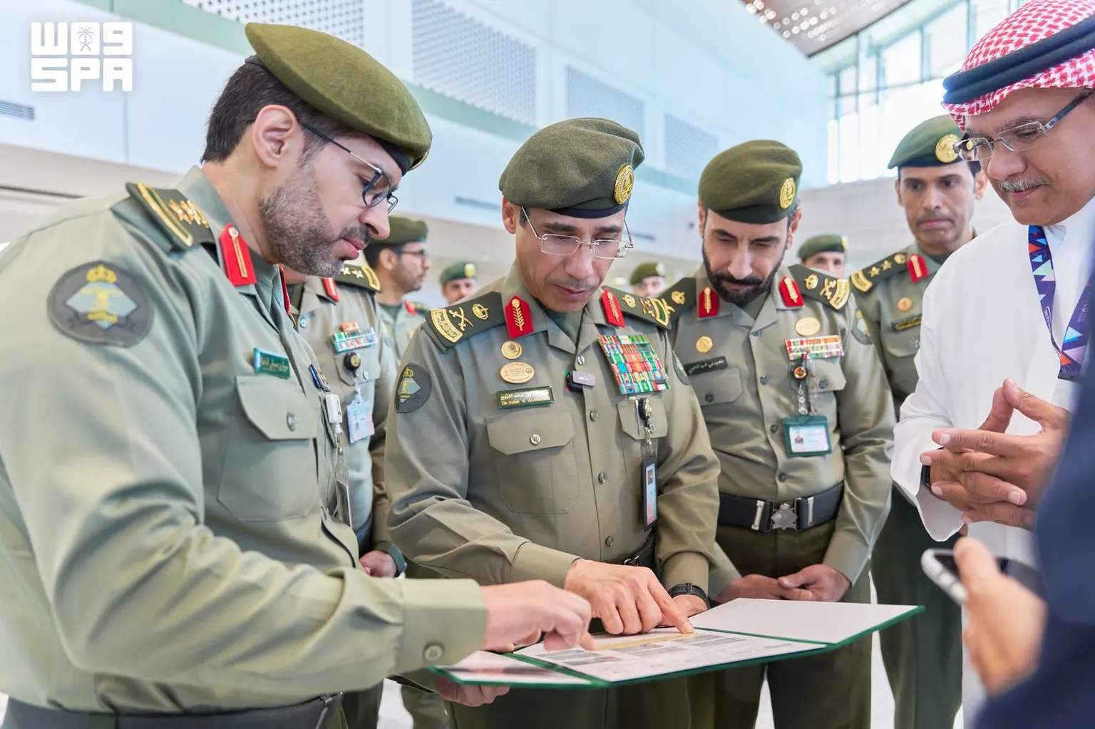 صورة مرافقة للخبر: اللواء صالح المربع يتفقد جاهزية منصات الجوازات في صالة 4 بمطار جدة