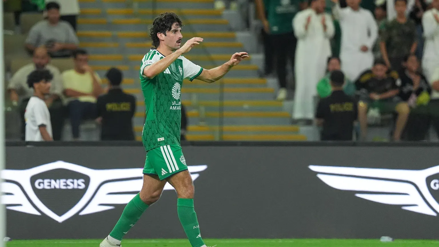 صورة مرافقة للخبر: فيديو: ترينكاو يرتدي ثوب رياض محرز مع الأهلي السعودي