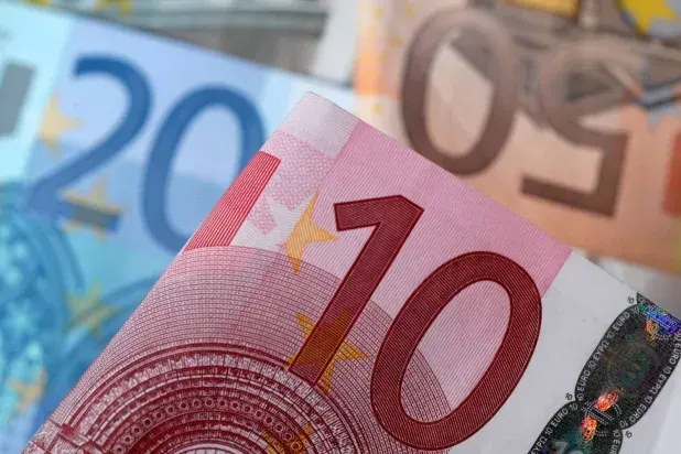 صورة مرافقة للخبر: اليورو قرب أدنى مستوى في 17 شهراً تحت ضغط مخاوف فرنسا وإسبانيا
