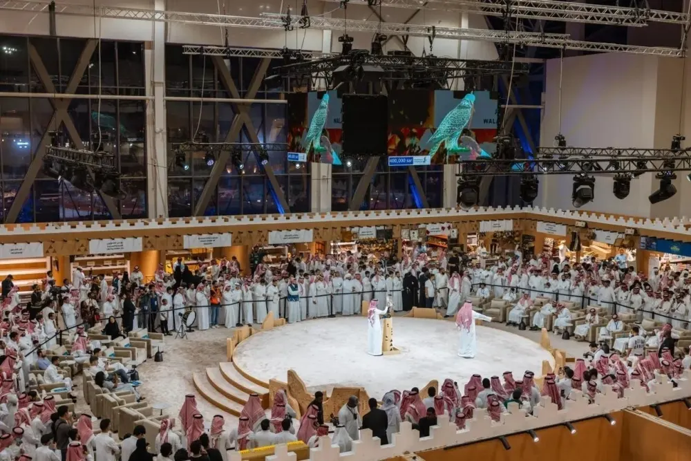 صورة مرافقة للخبر: الليلة 3.. بيع صقرين بقرابة نصف مليون ريال في مزاد الصقور المنغولية