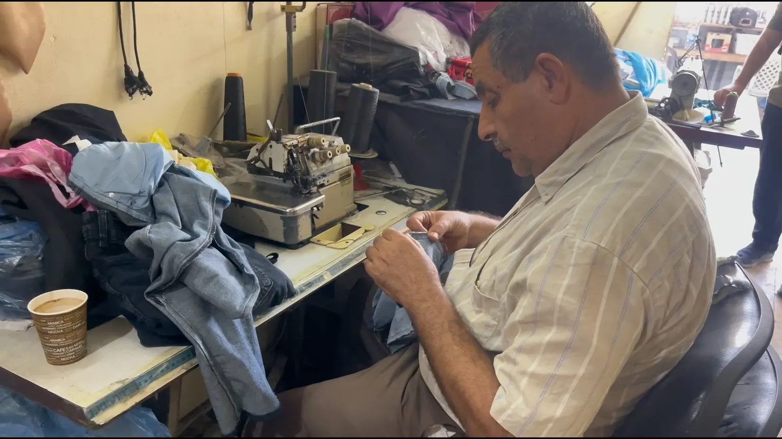 صورة مرافقة للخبر: ملابس أنهكها الاستعمال وخياطة يثقلها الحصار.. كيف شلّت الحرب قطاع الخياطة في غزة؟