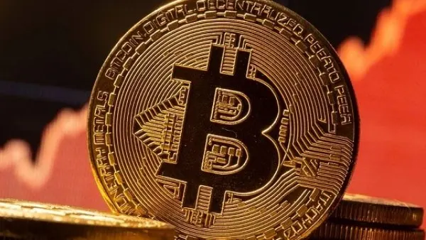 صورة مرافقة للخبر: بيتكوين تكافح للاستقرار فوق 83 ألف دولار وسط مخاوف من تصفية مراكز التداول