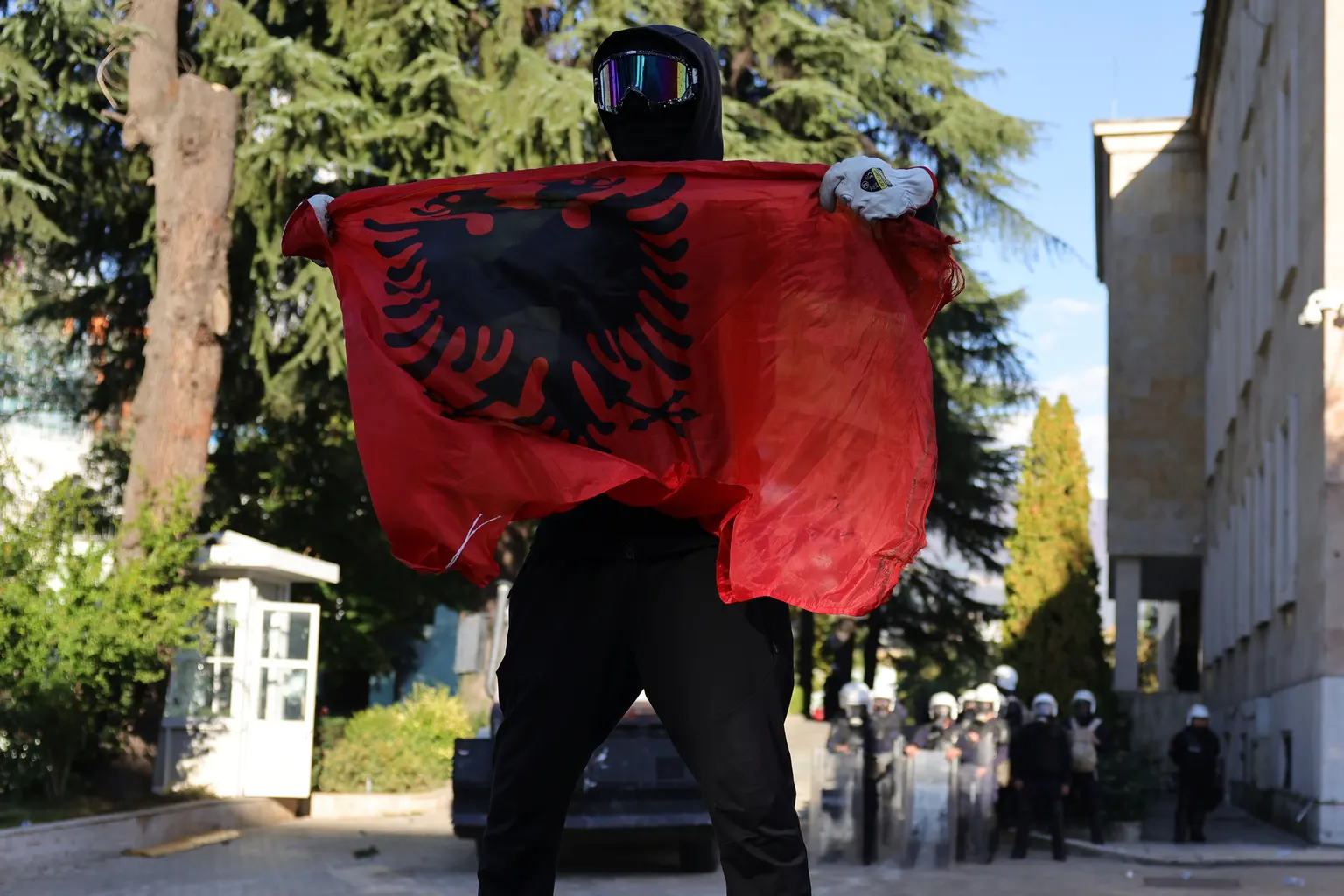 Image accompanying: Clashes grip Tirana as Albanian PM blames ‘foreign hands’