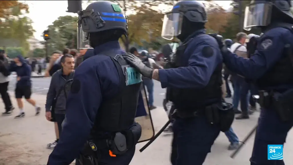 صورة مرافقة للخبر: تعليق مؤقت لاستخدام القنابل الصوتية التي تُطلق بواسطة قاذف معلق