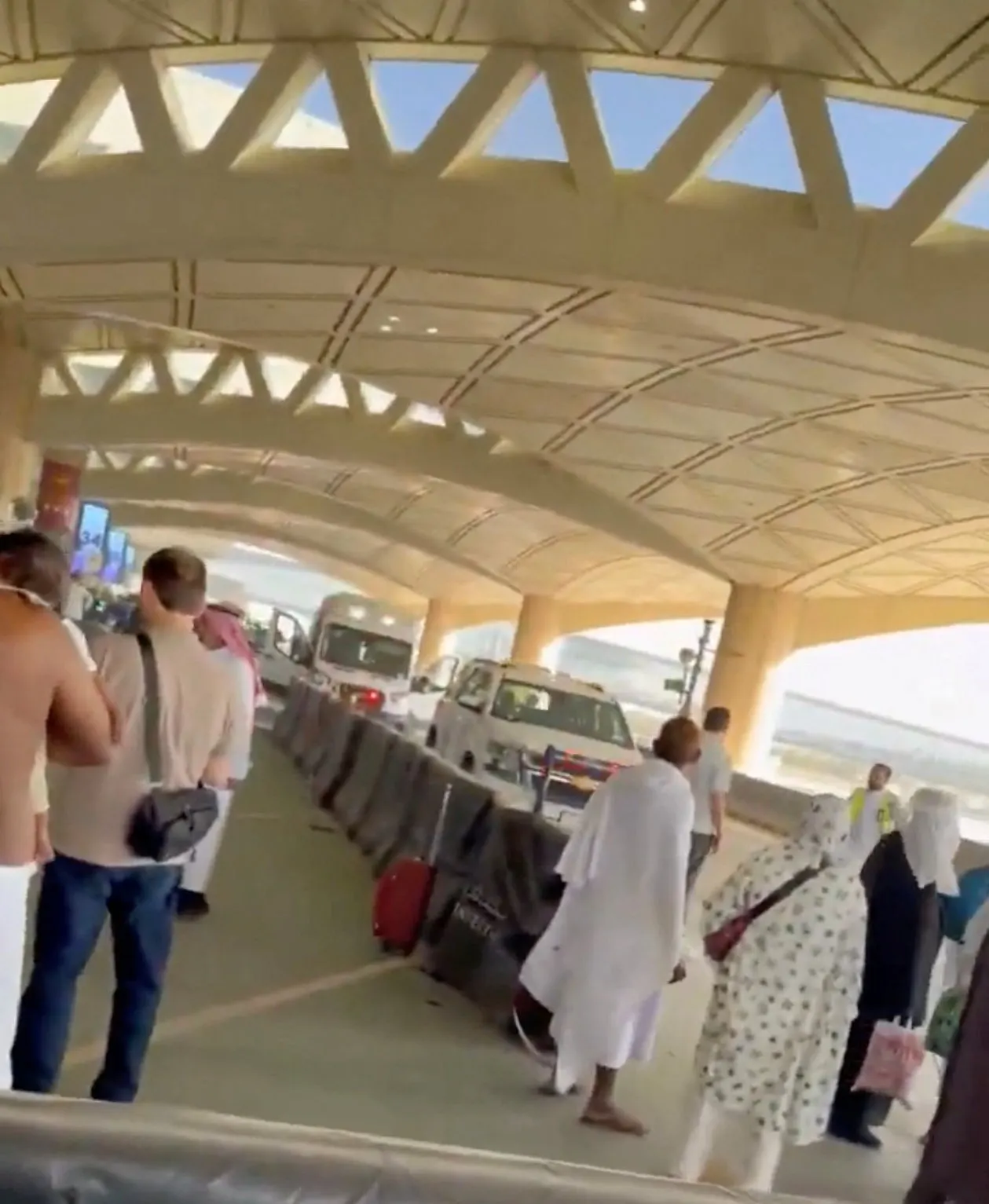 صورة مرافقة للخبر: استنكار دولي متزايد بعد هجوم حوثي دامٍ على مطار الرياض