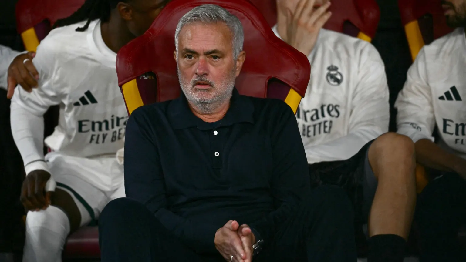 صورة مرافقة للخبر: رغم قيادة ريال مدريد.. جماهير روما تكرم مورينيو بـ"المجد الأبدي"