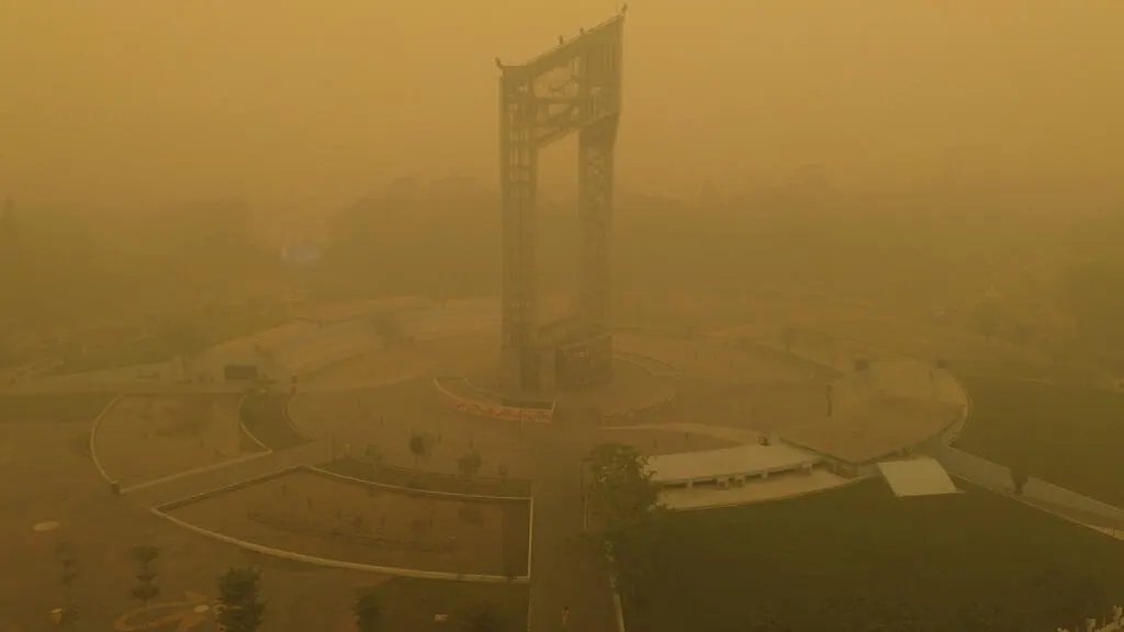 Image accompanying: Indonesia's forest fires spark public health crisis across Southeast Asia