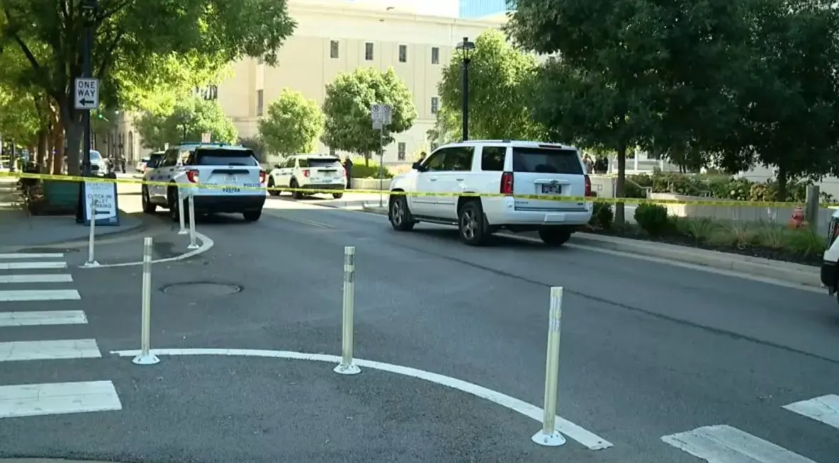 Image accompanying: Man with a gun and knife is fatally shot by security at Nashville federal courthouse, police say