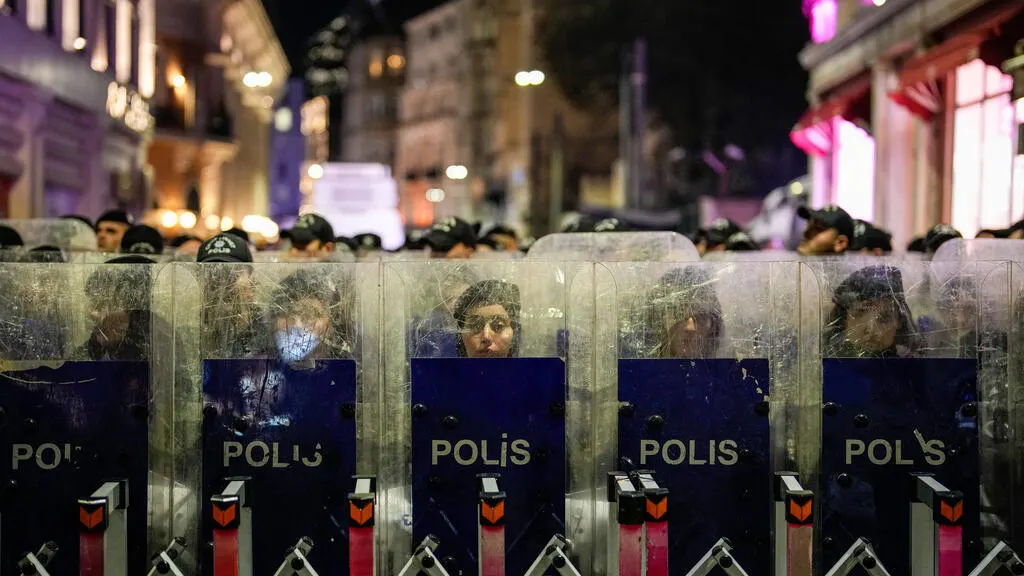 صورة مرافقة للخبر: تركيا: القناة الرئيسية للمعارضة تعلن سيطرة الشرطة على مقرها