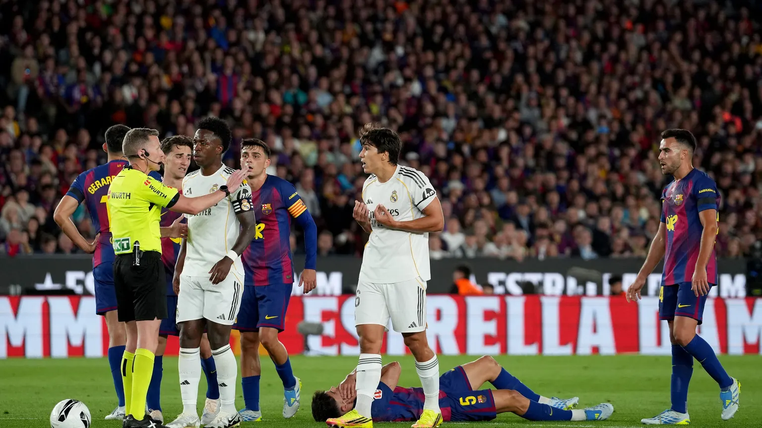 صورة مرافقة للخبر: "مشاهدة مقاطع التحكيم مضرة بالصحة".. قناة ريال مدريد تعيد فتح ملف نيجريرا قبل الكلاسيكو