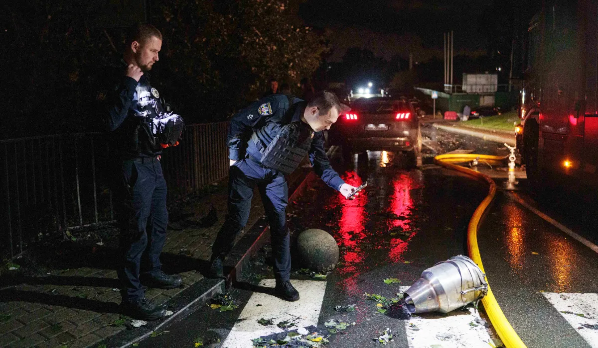 Image accompanying: Explosions hit Kyiv, witnesses say no advance warning