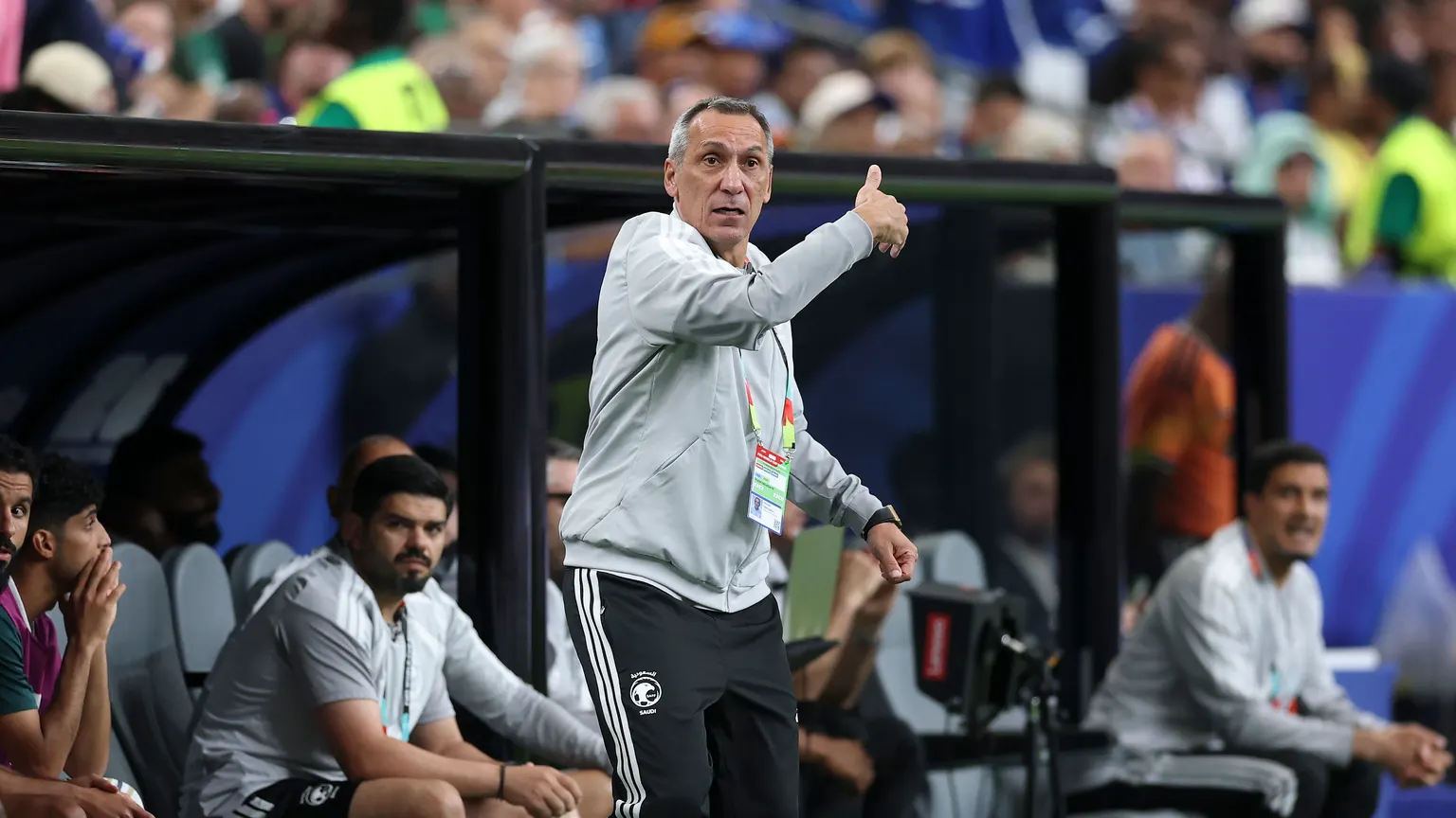 صورة مرافقة للخبر: فيديو: دونيس يكسر صمته بشأن المنافسة على كأس آسيا