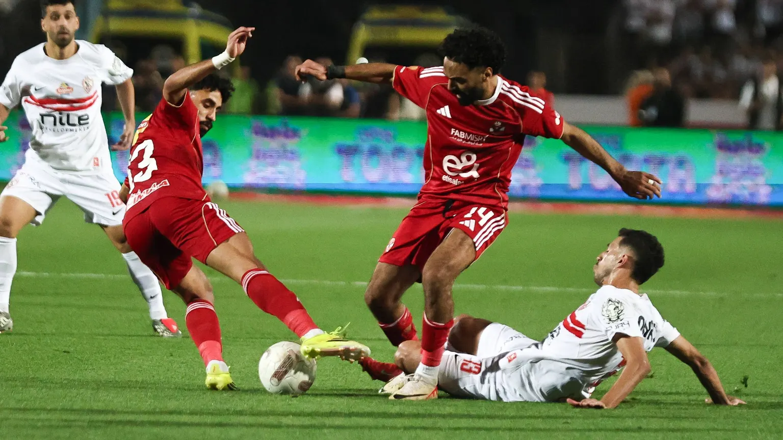 صورة مرافقة للخبر: ما القنوات الناقلة لمباراة الزمالك والأهلي في الدوري المصري 2026-2027؟ وكيف تشاهدها عبر الإنترنت؟