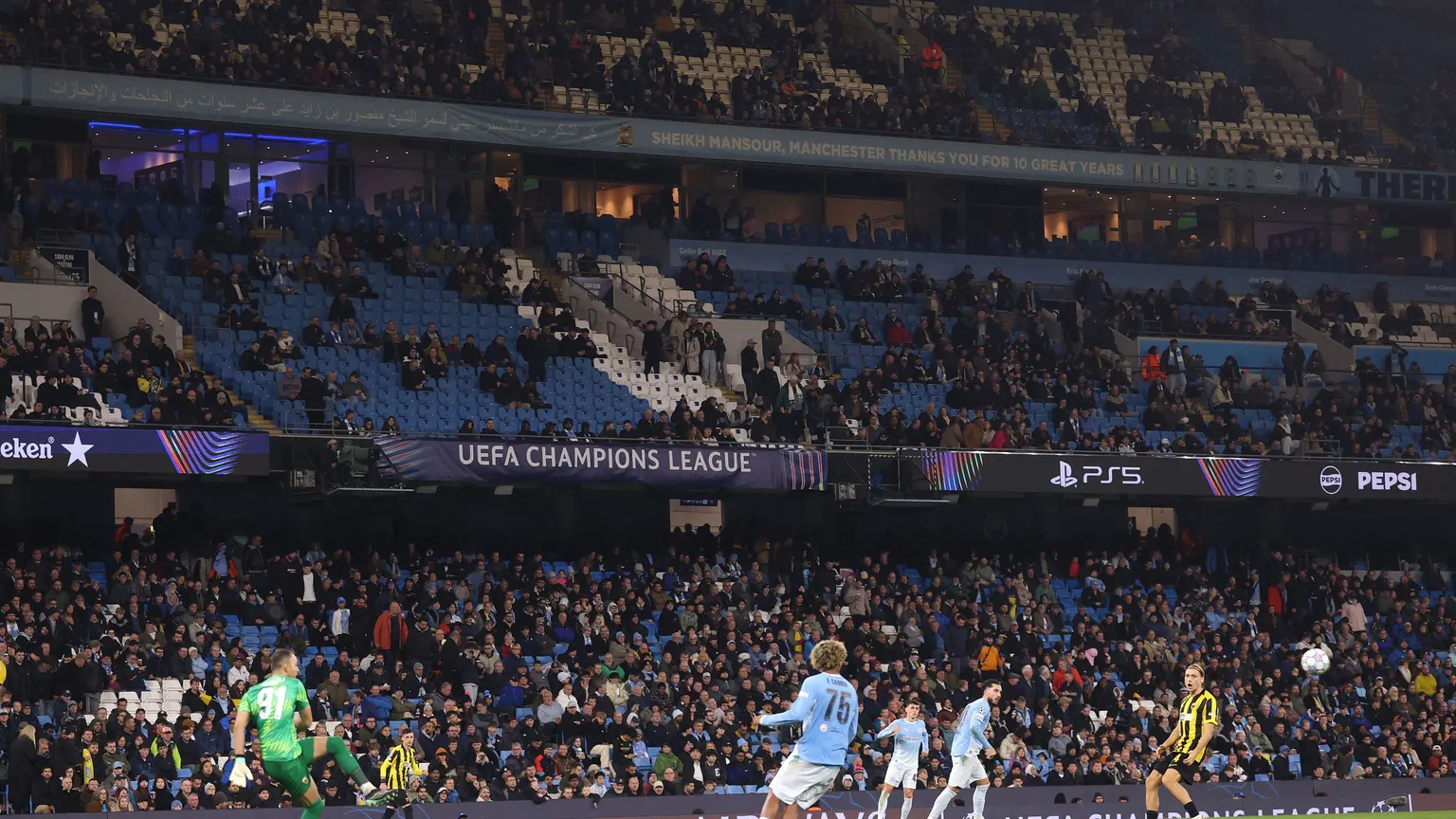 صورة مرافقة للخبر: فيديو: سخرية واسعة من ملعب السيتي: ويريدون منافسة ريال مدريد!