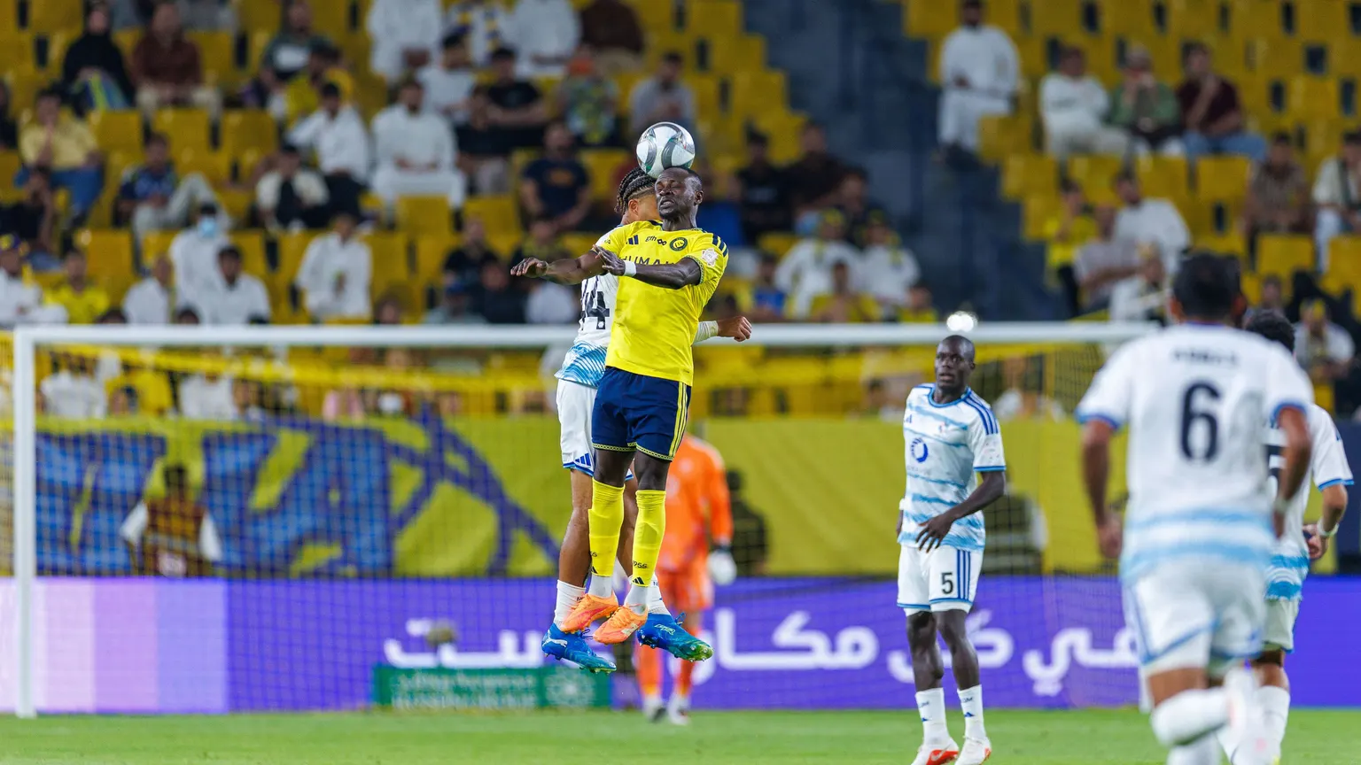 صورة مرافقة للخبر: فيديو: ركلة تشعل الفوضى بعد فوز النصر.. اشتباك عنيف مع إداري نيوم!