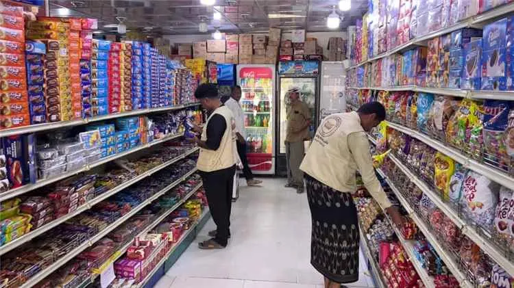 صورة مرافقة للخبر: بإجراءات صارمة وبحضور مدير المكتب.. إغلاق محل مخالف وضبط مواد منتهية الصلاحية في منطقة الشافعي