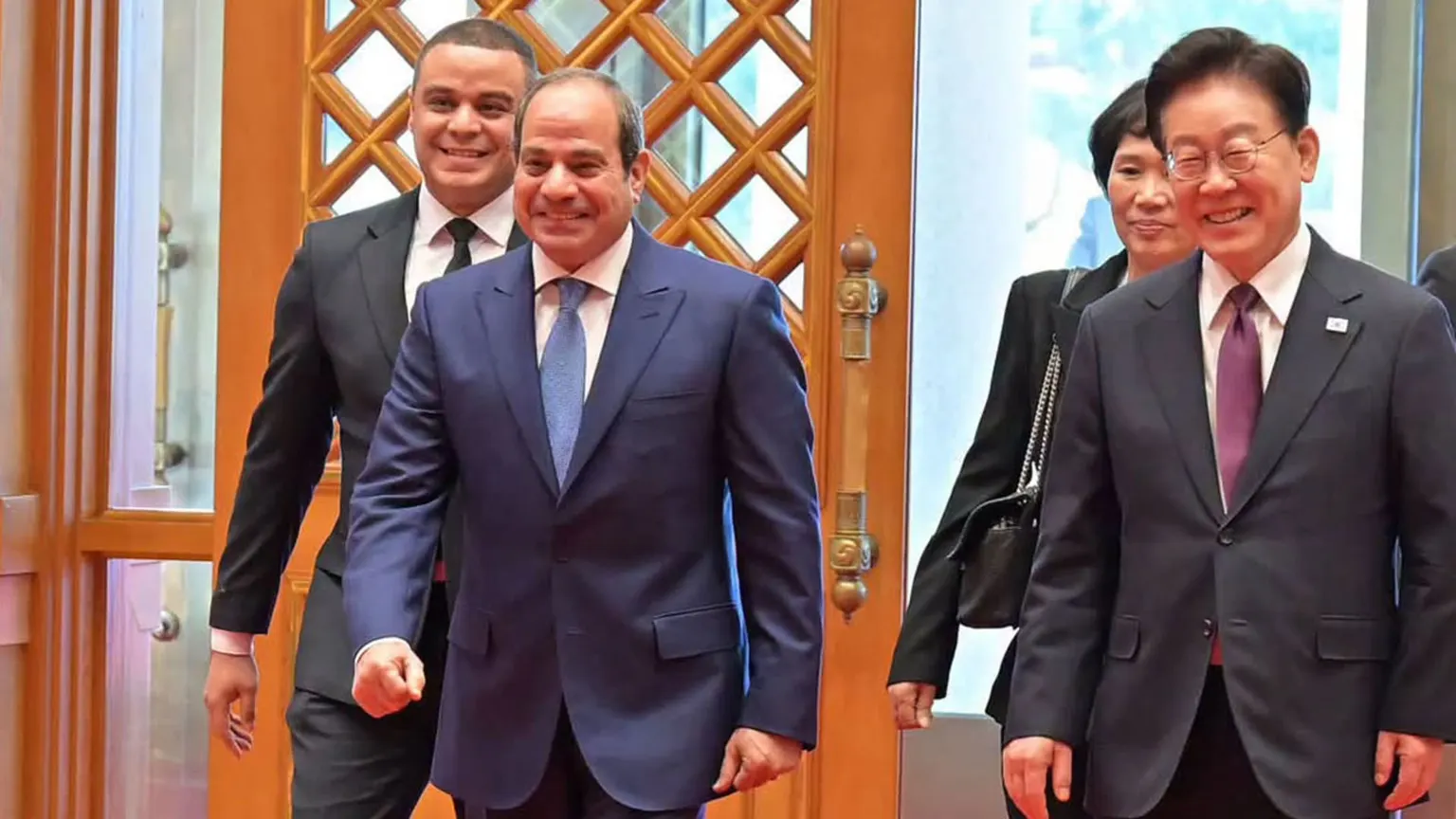 صورة مرافقة للخبر: مصر.. رواج لقطة من مراسم استقبال السيسي بكوريا ورد فعل مرافقيه