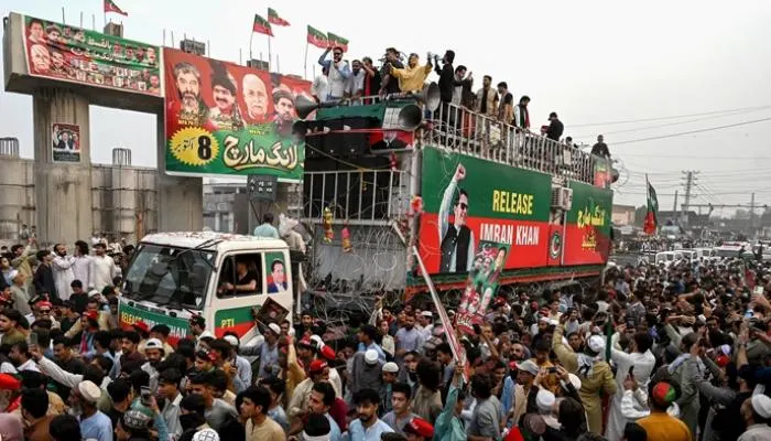 صورة مرافقة للخبر: أنصار عمران خان يزحفون نحو إسلام آباد.. ضغوط متصاعدة على حكومة باكستان