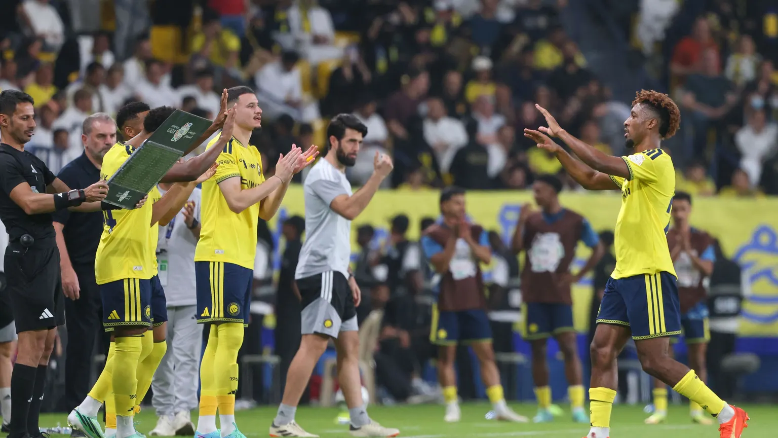 صورة مرافقة للخبر: بعد تأخرها ساعة بسبب الصاروخ.. انطلاق مباراة النصر ونفيتشي في آسيا