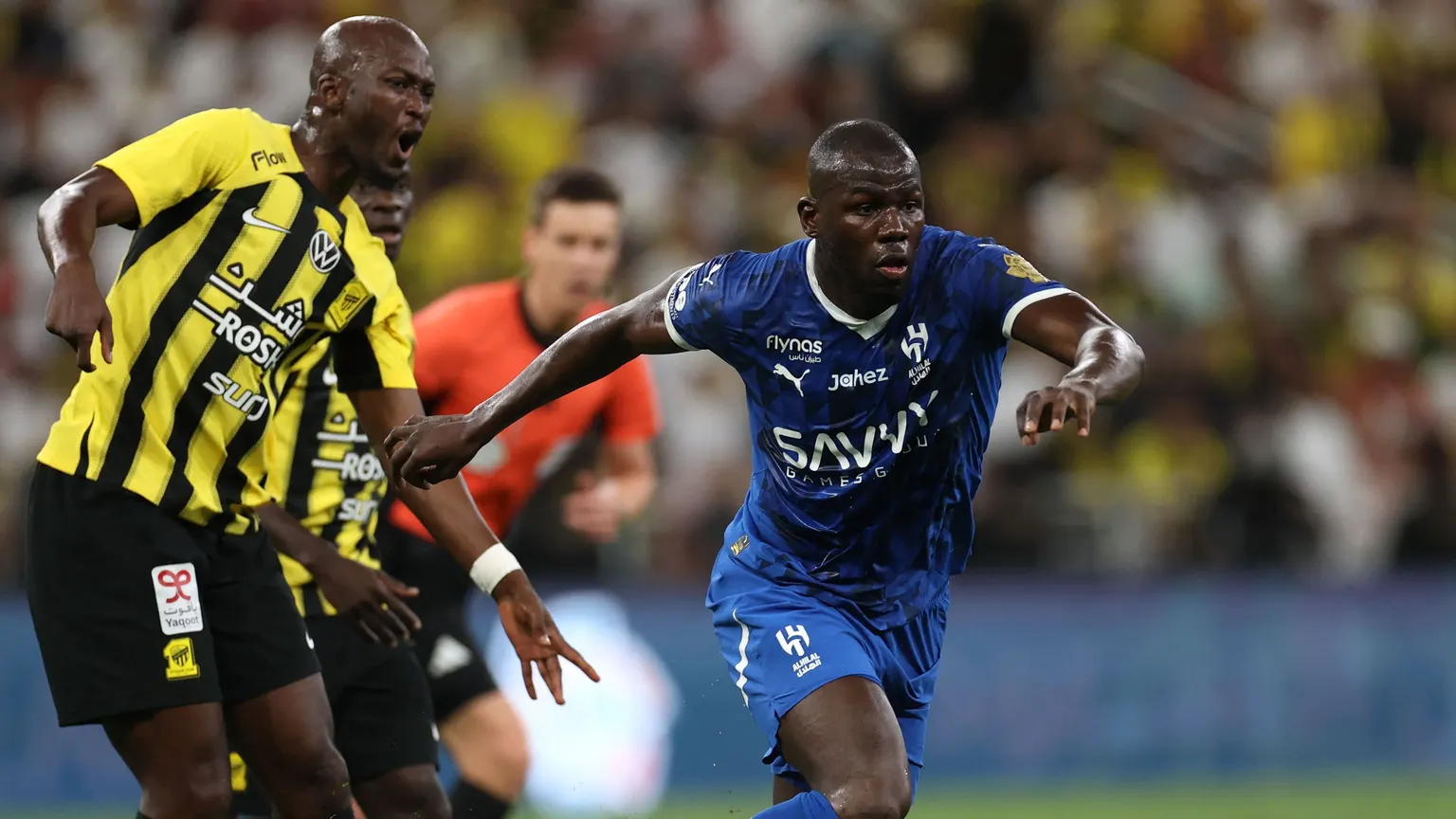 صورة مرافقة للخبر: لقطة نادرة.. الهلال يكرم نجمي الاتحاد في الكلاسيكو