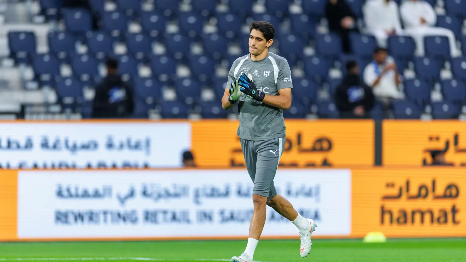 صورة مرافقة للخبر: بونو إلى دكة الهلال؟.. هجوم إعلامي يضرب أسد المغرب!