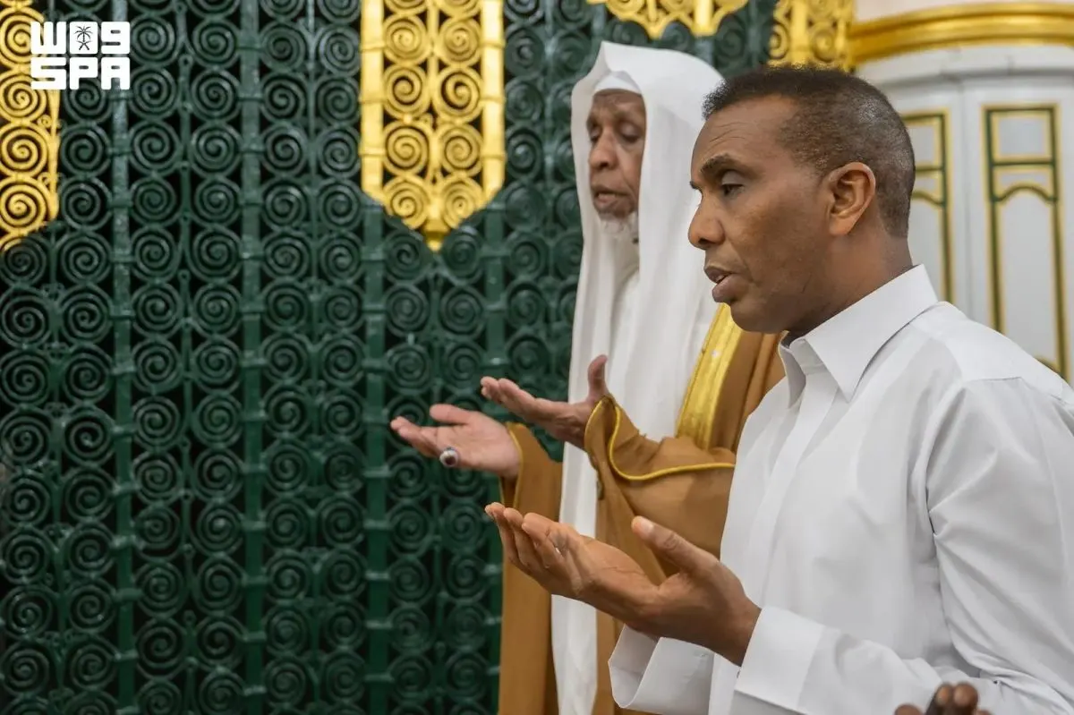 صورة مرافقة للخبر: رئيس الوزراء الصومالي يزور المسجد النبوي