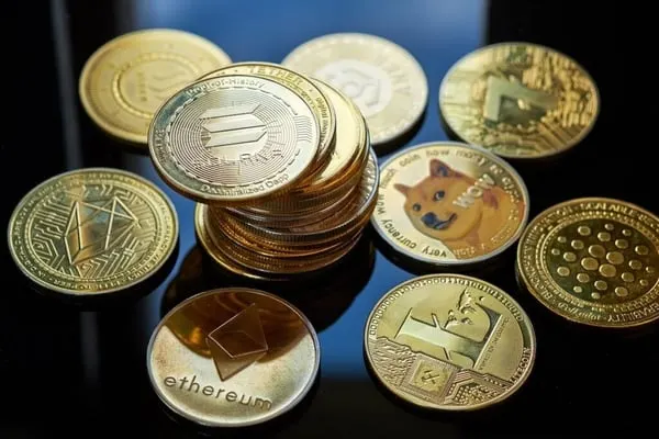 صورة مرافقة للخبر: بيتكوين تتصدر ترتيب السيولة وETH تتبعها: أين يحل XRP؟