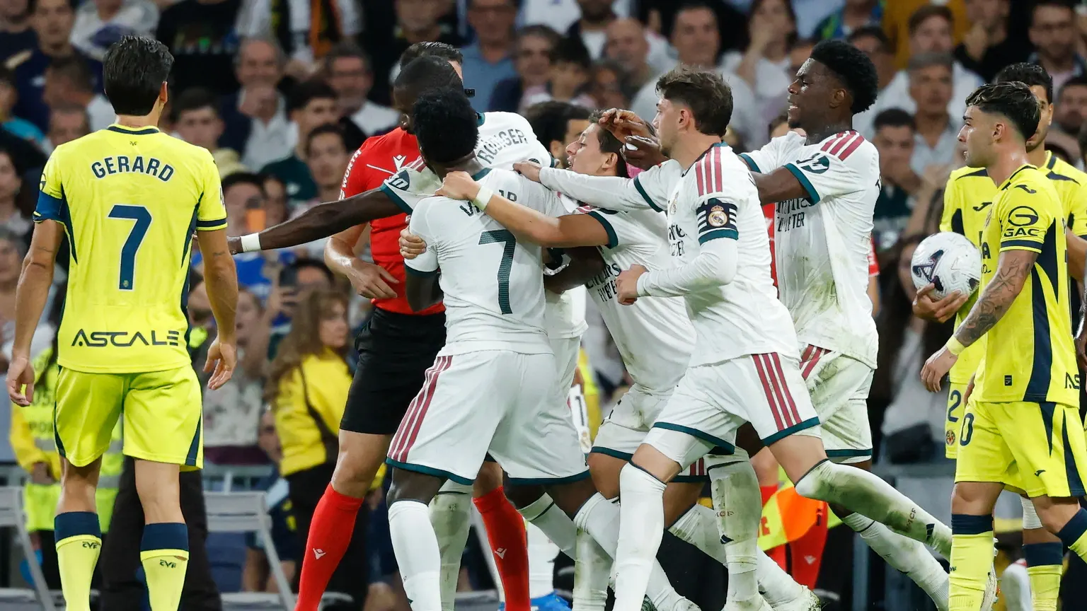 صورة مرافقة للخبر: صحفي مدريدي: التحكيم يخشى مساعدة الريال ويكافئ برشلونة